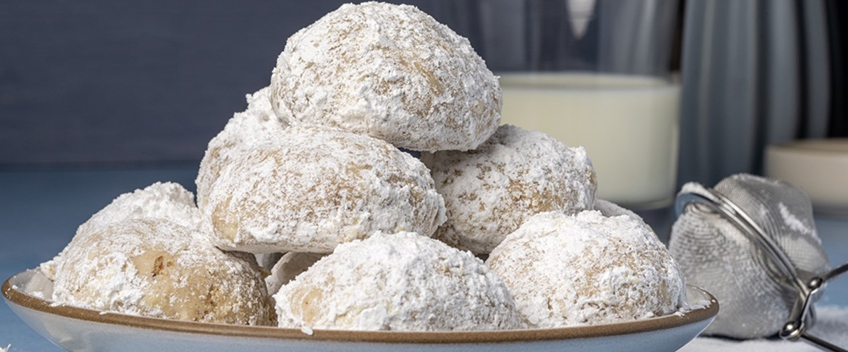 Kourabiedes: Greek Almond Cookies